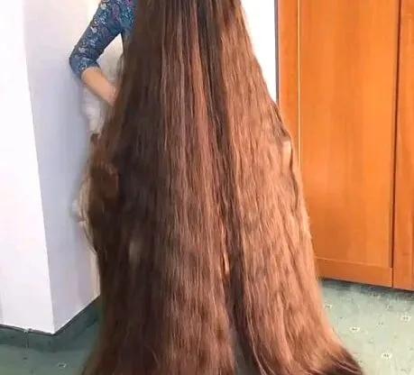 Woman cuts her hair for the first time in 25 years – here’s what she looks like today